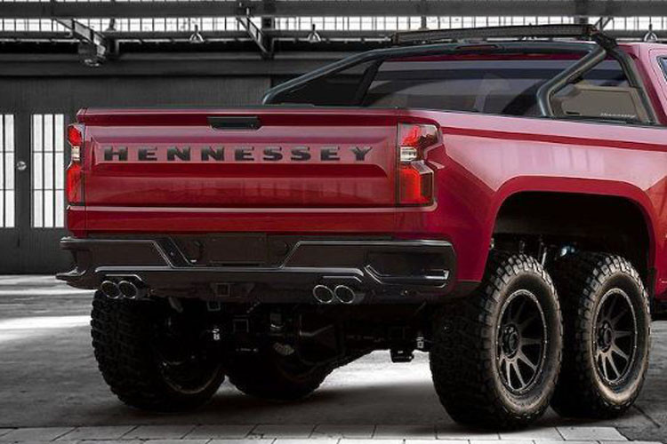 Động cơ 6.2l V8 nguyên bản của Silverado cũng được hãng độ xe Hennessey đẩy công suất của xe đạt 705 mã lực và mô-men xoắn 914Nm - tăng 285 và 395Nm so với nguyên bản. Chính vì vậy, dù có kích thước và trọng lượng lớn nhưng Chevrolet Goliath 6x6 vẫn có thể tăng tốc từ 0-96km/h trong khoảng hơn 4 giây.