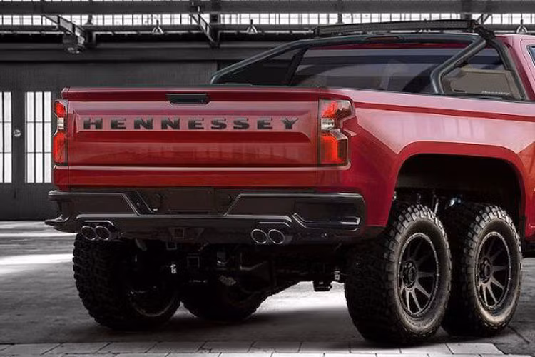 Động cơ 6.2l V8 nguyên bản của Silverado cũng được hãng độ xe Hennessey đẩy công suất của xe đạt 705 mã lực và mô-men xoắn 914Nm - tăng 285 và 395Nm so với nguyên bản. Chính vì vậy, dù có kích thước và trọng lượng lớn nhưng Chevrolet Goliath 6x6 vẫn có thể tăng tốc từ 0-96km/h trong khoảng hơn 4 giây.