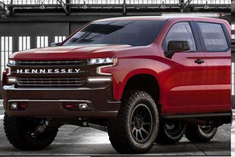 Tiếp đến là đèn LED chiếu sáng tăng cường, bodykit mới và giằng trang trí trên thùng sau.