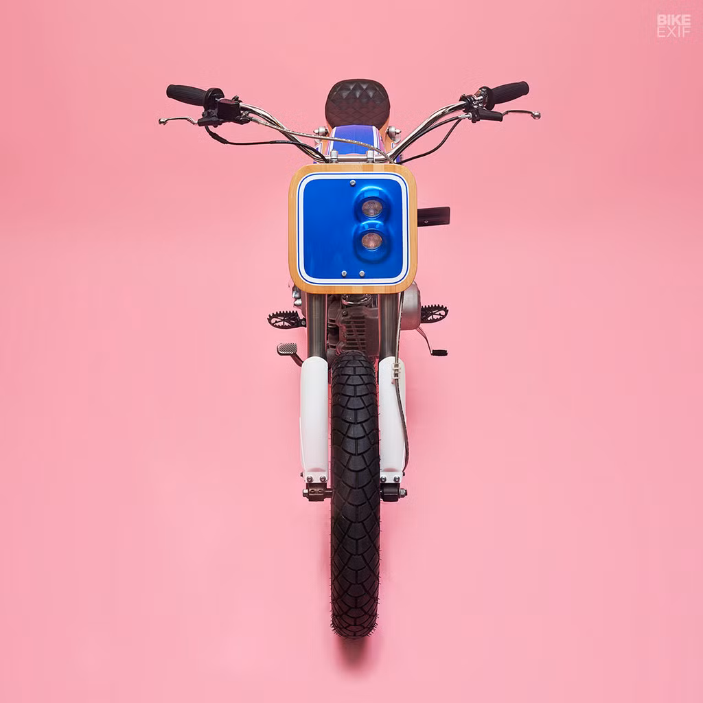 Điểm đặc biệt trên bản độ Honda SS50 này là nhiều chi tiết được làm bằng gỗ dẻ gai tinh xảo tập trung ở mặt trước xe và phần yên.