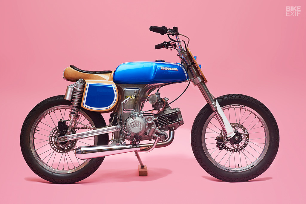 Trong đó có bộ gắp sau của xe. Hãng độ dùng gắp sau dành cho xe cub và chế lại để phù hợp với mẫu xe này. Khung xe đã được cắt ngắn bớt và phủ màu crôm bóng bởi nghệ nhân Jerome Lopez từ cơ sở Colorside.