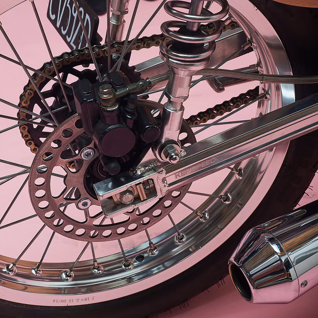 Hộp số 5 cấp nguyên bản của hãng xe máy Honda lắp lên xe được giữ lại tuy nhiên cụm ống xả đã thay mới bằng linh kiện của ID Vintage.