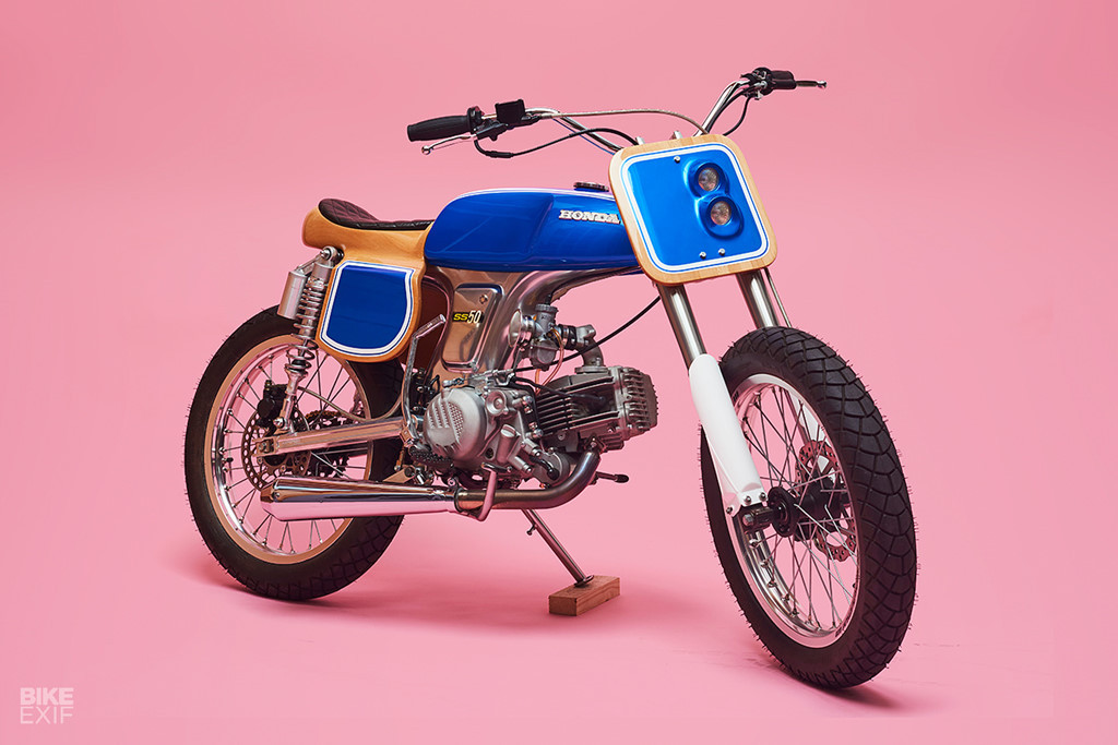 Mẫu độ được thực hiện tại Biarritz (Pháp), là quê hương của lễ hội môtô Wheels &amp; Waves. Chiếc xe tí hon Honda SS50 này được đặt tên "Ngựa hoang" với phong cách đầy chất chơi, cá tính.