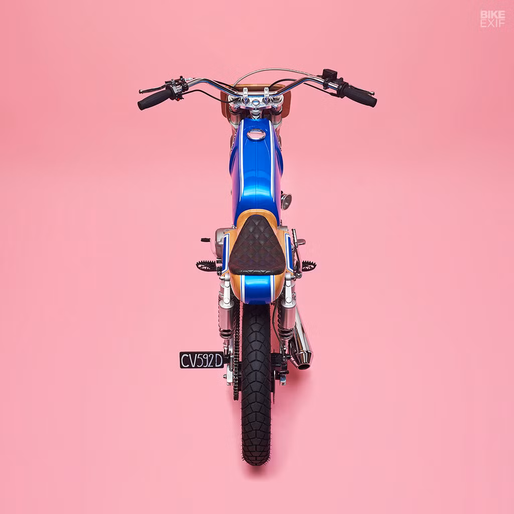 Cặp lốp Michelin M45 giúp mẫu độ cải thiện khả năng off road.