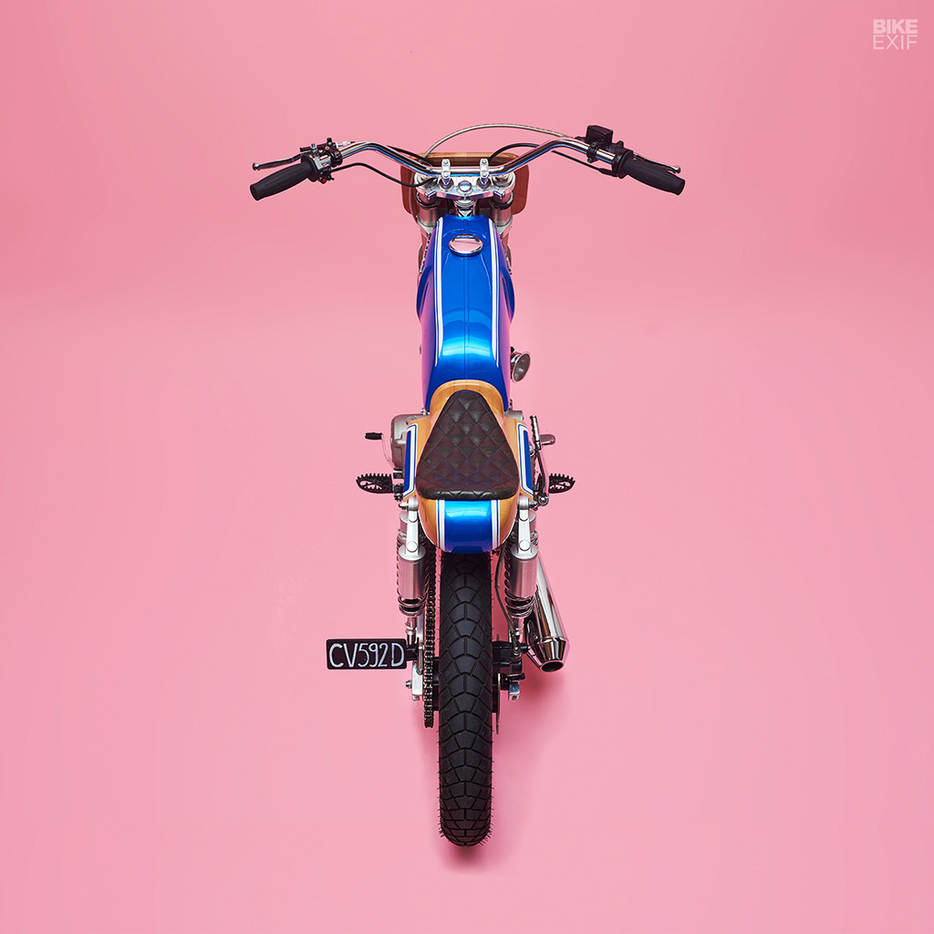 Cặp lốp Michelin M45 giúp mẫu độ cải thiện khả năng off road.