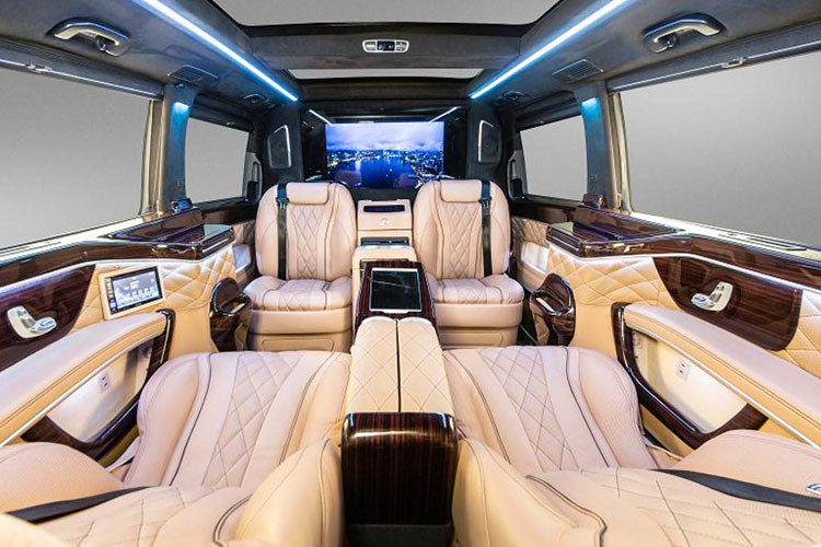 Điểm gây thu hút nhất là ở bên trong nội thất của xe Mercedes-Benz V-Class độ Maybach chính là các chi tiết sang trọng, chia làm 2 phần riêng biệt với khoang lái và khoang hàng khách với 4 ghế bọc da của Maybach