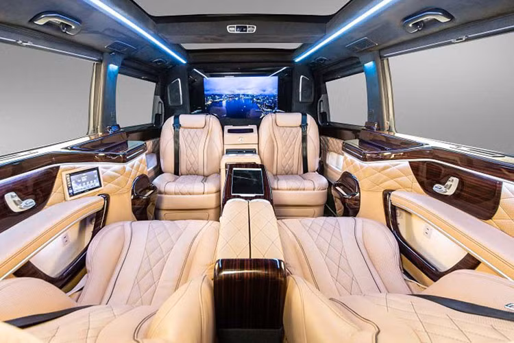 Điểm gây thu hút nhất là ở bên trong nội thất của xe Mercedes-Benz V-Class độ Maybach chính là các chi tiết sang trọng, chia làm 2 phần riêng biệt với khoang lái và khoang hàng khách với 4 ghế bọc da của Maybach