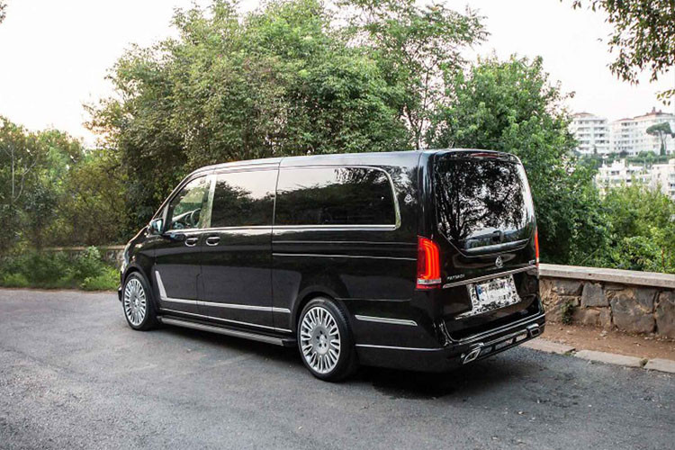 Nhìn tổng thể xe thêm sang trọng hơn với nước sơn đen bóng.