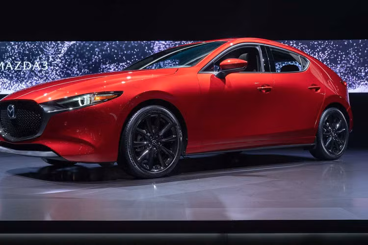 Mẫu xe Mazda3 2019 mới vừa chính thức được hãng xe Nhật Bản cho ra mắt trong khuôn khổ triển lãm Los Angeles Auto Show 2018 đang diễn ra. So với thế hệ trước, Mazda3 2019 sở hữu thiết kế có phần tối giản nhưng cao cấp và hút ánh nhìn hơn hẳn.