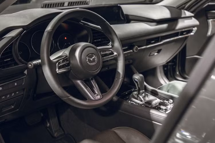 Vô lăng 3 chấu mới tích hợp nút bấm với phía trước là màn hình HUD. Cùng với đó là một số tính năng hỗ trợ người lái như Cruise &amp; Trafic Support (CTS) tích hợp khả năng tự động điều chỉnh chân ga, phanh và đánh lái khi gặp tắc đường hay cảnh báo va chạm ngang phía trước.