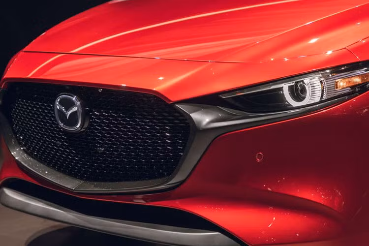 Thiết kế đầu xe gây chú ý với lưới tản nhiệt họa tiết kim cương giống với hai mẫu xe Mazda CX-5, Mazda6 phiên bản mới.