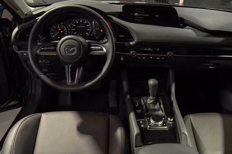 Khoang nội thất sang trọng. Toàn bộ nội thất được bọc da và sơn độc quyền cảu Polymetal. Màn hình cảm ứng trung tâm 8,8 inch đứng cao hơn táp lô, số lượng nút bấm điều khiển cũng ít hơn bản hiện hành.