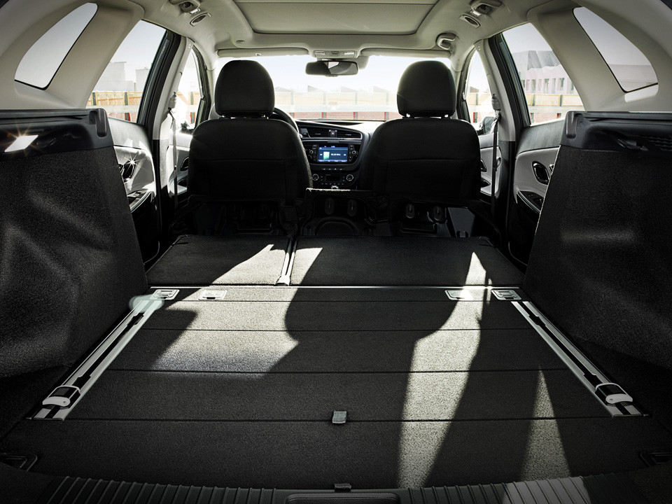 Phía sau mở rộng cung cấp một khoang hành lý rộng hơn.