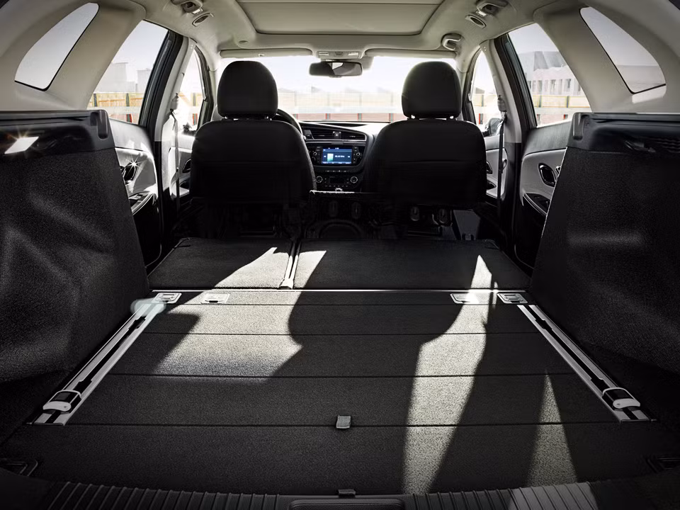Phía sau mở rộng cung cấp một khoang hành lý rộng hơn.