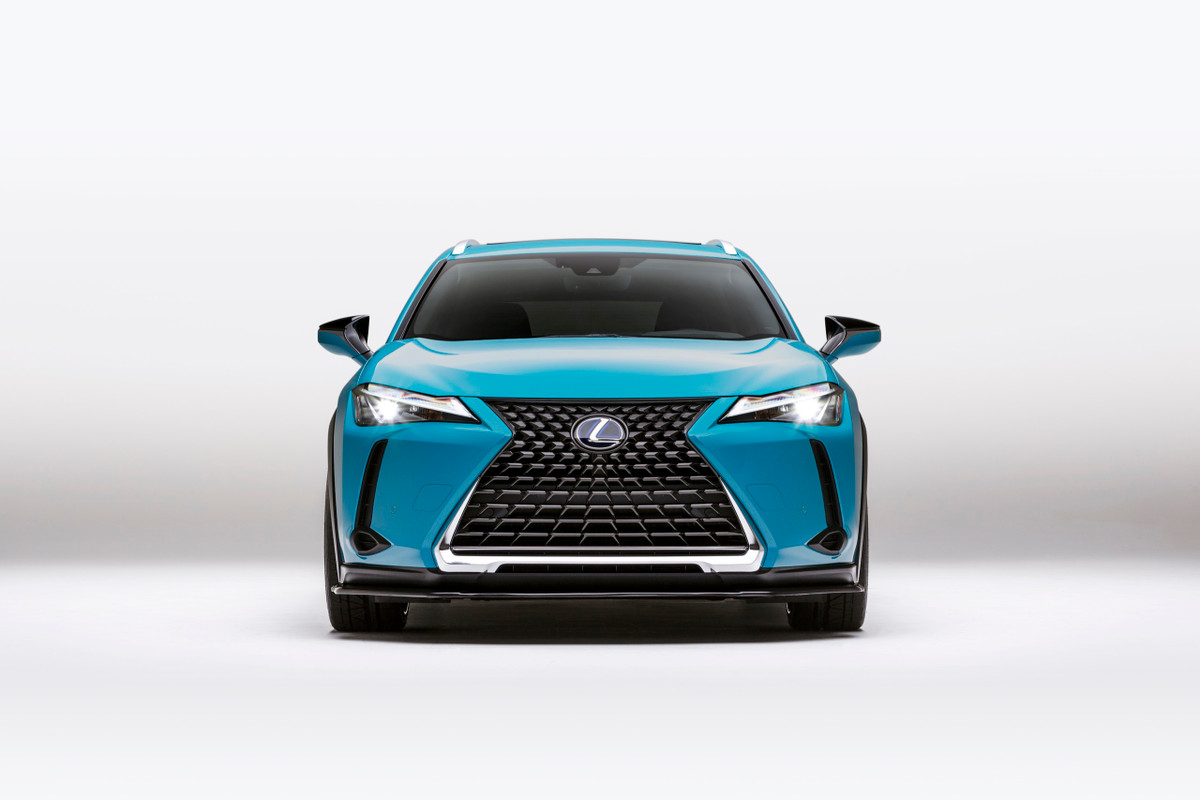 Được tạo ra bởi tay độ Clark Ishihara tới từ xưởng VIP Auto Salon, chiếc UX 250h này được dán màu xanh da trời với decal từ Oracal.