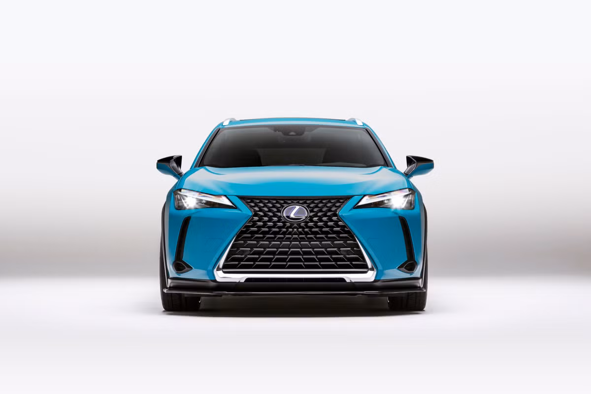 Được tạo ra bởi tay độ Clark Ishihara tới từ xưởng VIP Auto Salon, chiếc UX 250h này được dán màu xanh da trời với decal từ Oracal.