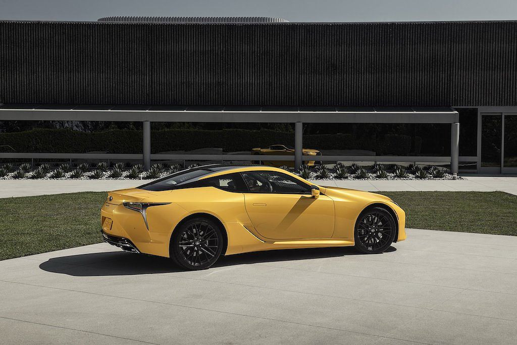 Trong đó chiếc Lexus LC Inspiration Series được thiết kế dựa trên cơ sở phiên bản LC 500 hiện đang được bán trên thị trường. Xe được sơn màu vàng sơn toàn bộ thân xe với màu vàng Flare Yellow nổi bật. Chính vì dự trên LC 500 nên mẫu xe này vẫn được Lexus giữ nguyên hệ động lực với động cơ V8 5.0l nạp khí tự nhiên cho công suất 471 mã lực, kết hợp với hệ dẫn động cầu sau và hộp số tự động 10 cấp.