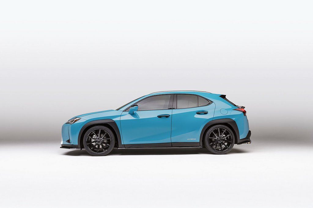 Nhờ đó, khoảng sáng gầm của Lexus UX 250h mới giảm xuống đáng kể.