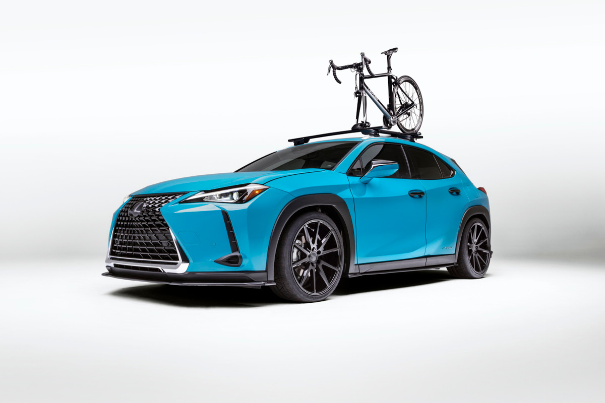 UX 250h được trang bị bộ bodykit thể thao NIA Audi Design ABS cùng mâm Vossen VFS1 bản lớn, lốp Nitto Invo và hệ thống treo APEXi N1 EXV.