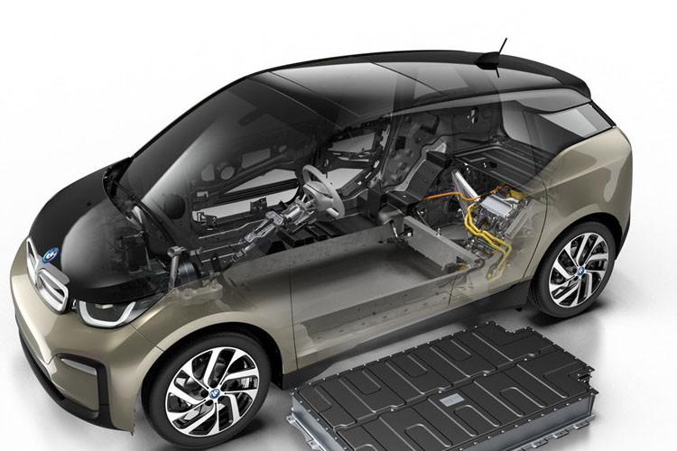 Điểm được cho sẽ hút khách nhất trong phiên bản mới này là việc nâng cấp dung lượng pin. Mẫu xe điện bán chạy nhất của BMW lần này sẽ sở hữu module pin lên đến 42.2 kWh - 120 Ah. Khối pin điện áp cao mới này được đặt dưới sàn xe của i3.