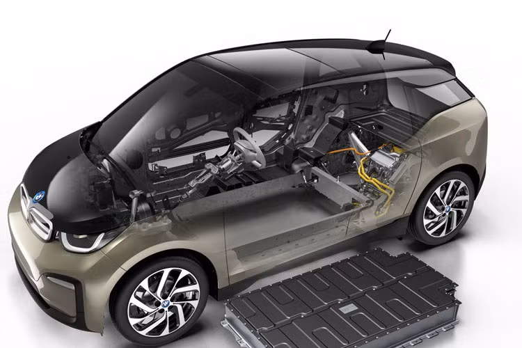 Điểm được cho sẽ hút khách nhất trong phiên bản mới này là việc nâng cấp dung lượng pin. Mẫu xe điện bán chạy nhất của BMW lần này sẽ sở hữu module pin lên đến 42.2 kWh - 120 Ah. Khối pin điện áp cao mới này được đặt dưới sàn xe của i3.