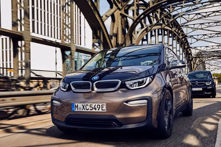 Về thiết kế, i3 phiên bản 2019 sở hữu màu sơn ngoại thất mới, hệ thống đèn LED công nghệ ma trận thông minh thay thế cho đèn LED tiêu chuẩn.