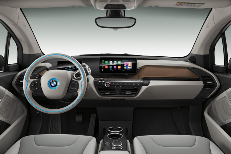 Màn hình thông tin giải trí được tối ưu hóa cho hệ thống iDrive, kết nối không dây Wi-Fi có thể đáp ứng 10 thiết bị truy cập cùng lúc. Vô-lăng thiết kế đơn giản và được viền xanh để nhấn mạnh đây là mẫu xe xanh, thân thiện với môi trường.