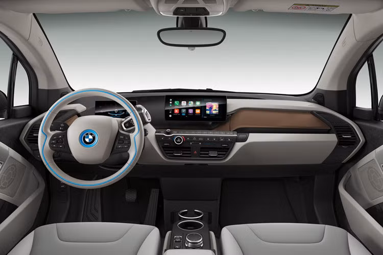 Màn hình thông tin giải trí được tối ưu hóa cho hệ thống iDrive, kết nối không dây Wi-Fi có thể đáp ứng 10 thiết bị truy cập cùng lúc. Vô-lăng thiết kế đơn giản và được viền xanh để nhấn mạnh đây là mẫu xe xanh, thân thiện với môi trường.