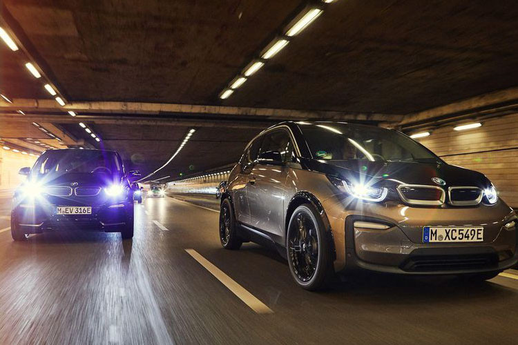 Khối pin mới này cung cấp năng lượng cho quãng đường lên đến 360 km đối với quy trình kiểm tra NEDC và 310 km đối với quy trình WLTP. Phạm vi hoạt động của i3 2019 được cải thiện đáng kể so với thế hệ trước, chỉ khoảng 255 km đến 300 km cho quy trình NEDC và WLTP.