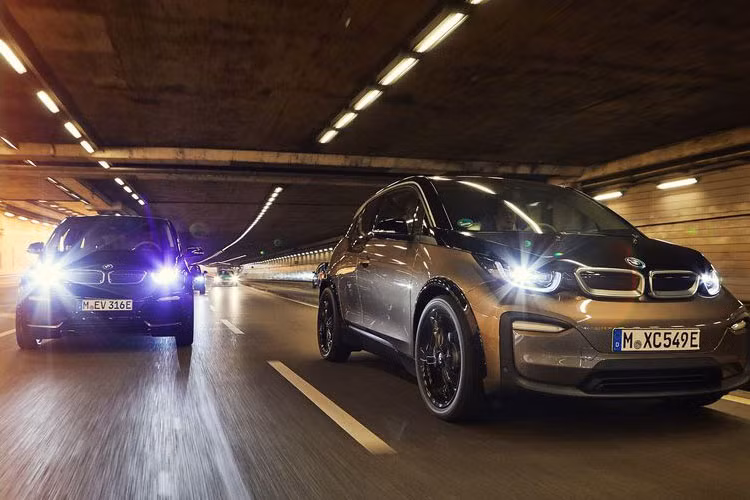 Khối pin mới này cung cấp năng lượng cho quãng đường lên đến 360 km đối với quy trình kiểm tra NEDC và 310 km đối với quy trình WLTP. Phạm vi hoạt động của i3 2019 được cải thiện đáng kể so với thế hệ trước, chỉ khoảng 255 km đến 300 km cho quy trình NEDC và WLTP.