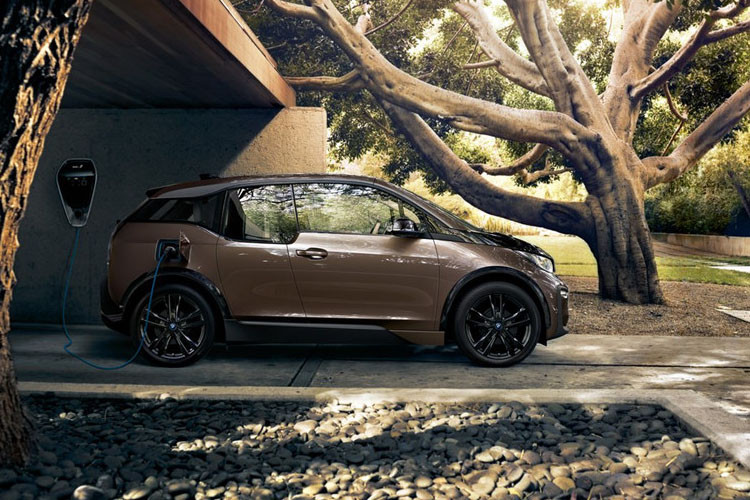 Khối pin này mất đến 15 giờ để sạc được 80% dung lượng khi sử dụng ổ cắm sạc tại nhà. Và... nếu sạc qua hệ thống iWallbox của BMW sẽ rút xuống còn 3,2 giờ. Các trạm sạc nhanh của BMW chỉ tiêu tốn của bạn 42 phút cho mức dung lượng tương đương.