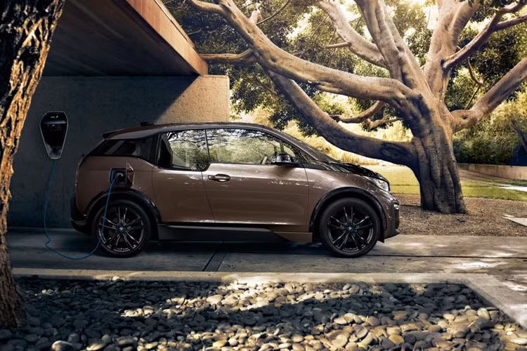 Khối pin này mất đến 15 giờ để sạc được 80% dung lượng khi sử dụng ổ cắm sạc tại nhà. Và... nếu sạc qua hệ thống iWallbox của BMW sẽ rút xuống còn 3,2 giờ. Các trạm sạc nhanh của BMW chỉ tiêu tốn của bạn 42 phút cho mức dung lượng tương đương.