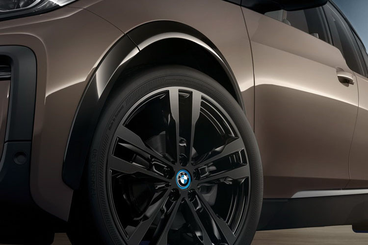 Bộ vành hợp kim 20 inch được sơn đen bóng hoặc 2 tông màu đi kèm bộ lốp to hơn, gầm xe được hạ thấp 10 mm.