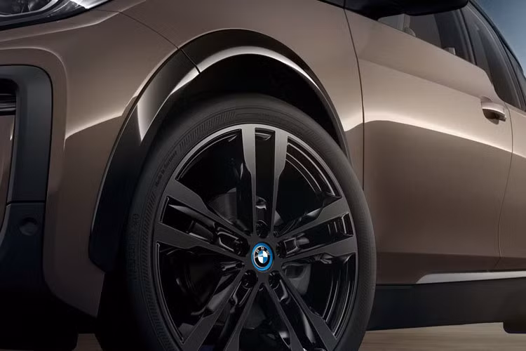 Bộ vành hợp kim 20 inch được sơn đen bóng hoặc 2 tông màu đi kèm bộ lốp to hơn, gầm xe được hạ thấp 10 mm.