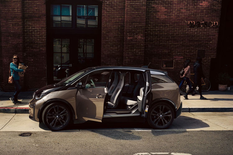 Nếu trang bị thêm gói tùy chọn Sport Package, i3 sẽ được bổ sung hệ thống treo thể thao tương tự i3s, chỗ ngồi rộng thoáng hơn.