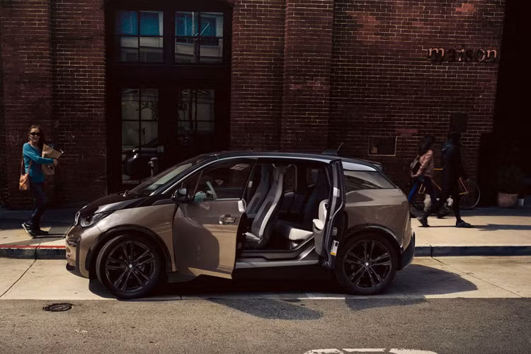 Nếu trang bị thêm gói tùy chọn Sport Package, i3 sẽ được bổ sung hệ thống treo thể thao tương tự i3s, chỗ ngồi rộng thoáng hơn.