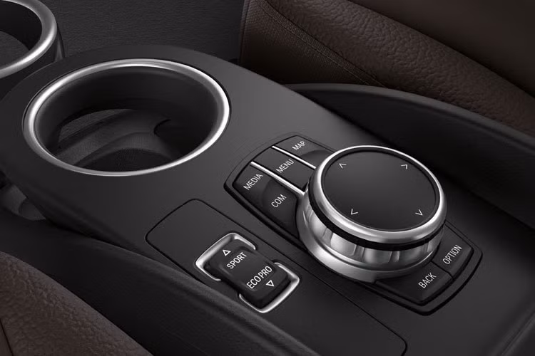 BMW i3 2019 được trang bị động cơ điện công suất 168 mã lực, cho khả năng tăng tốc 0-100 km/h trong 7,3 giây.