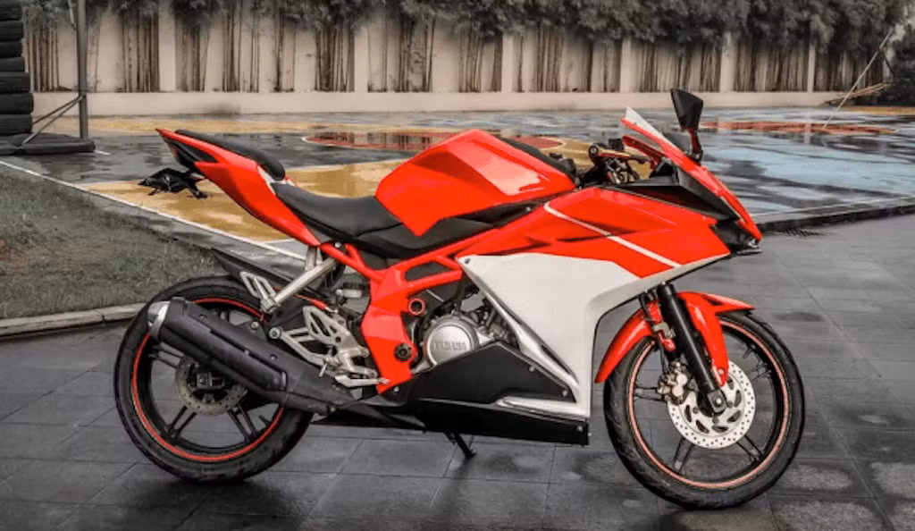 Mới đây, một xưởng độ có tên AE Custom ở Indonesia đã khiến dân mê xe độ phải ngỡ ngàng khi chính thức hoàn thành gói độ body biến chiếc xe môtô Yamaha FZ150i thành mẫu sportbike 250cc đang khá "hot" hiện tại là Honda CBR250RR thế hệ mới.