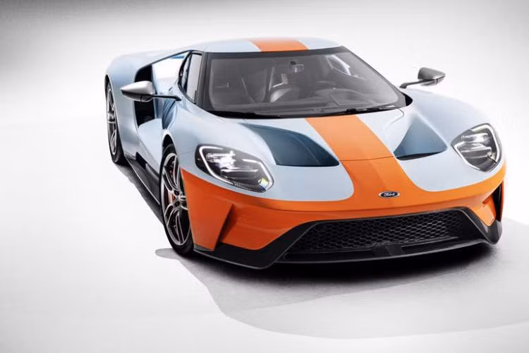 Không chỉ đặc biệt về ý nghĩa của sự ra đời, siêu xe này còn gây sự chú ý bởi bộ áo Gulf Oil với tông màu xanh thiên thanh cùng nhiều chi tiết hoàn thành với màu cam và sợi carbon bóng độc đáo.