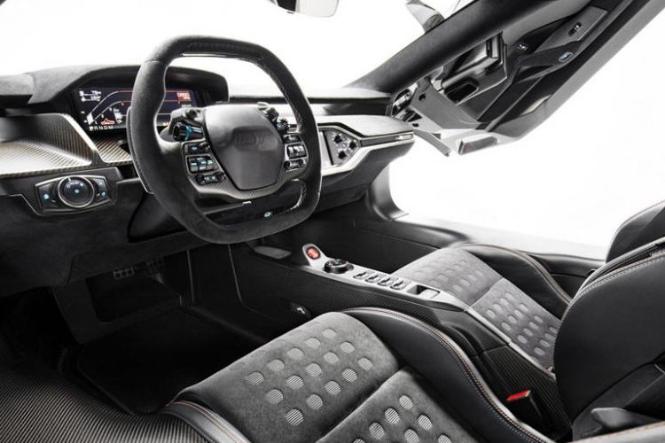 Ford GT Heritage Edition 2019 sử dụng chất liệu nội thaatd bằng da cao cấp Alcantara màu đen gỗ mun Ebony cho ghế ngồi, bảng đồng hồ, táp-lô, trần xe, các cột và vô lăng.