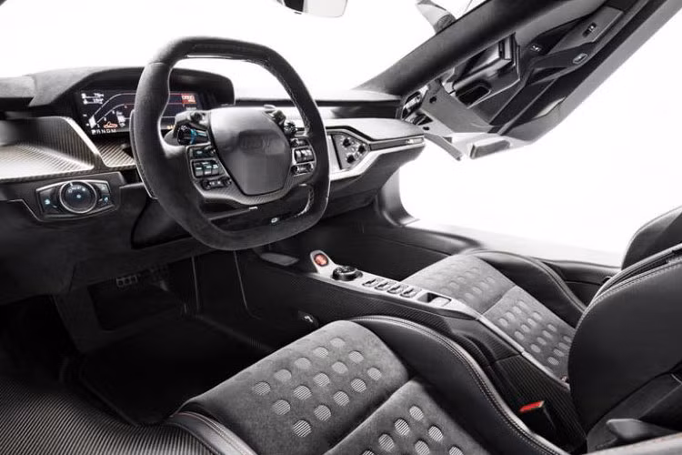 Ford GT Heritage Edition 2019 sử dụng chất liệu nội thaatd bằng da cao cấp Alcantara màu đen gỗ mun Ebony cho ghế ngồi, bảng đồng hồ, táp-lô, trần xe, các cột và vô lăng.