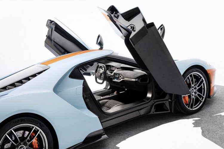 Xe được trang bị động cơ EcoBoost, V6, dung tích 3.5 lít, sản sinh công suất tối đa 647 mã lực và mô-men xoắn cực đại 744 Nm. Động cơ kết hợp cùng hộp số tự động ly hợp kép 7 cấp, nhờ đó, Ford GT Heritage Edition 2019 chỉ mất thời gian 3 giây để tăng tốc từ vị trí xuất phát lên 100 km/h trước khi đạt tốc độ tối đa 348 km/h.