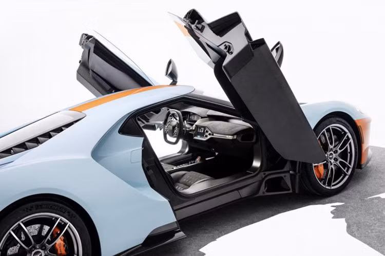 Xe được trang bị động cơ EcoBoost, V6, dung tích 3.5 lít, sản sinh công suất tối đa 647 mã lực và mô-men xoắn cực đại 744 Nm. Động cơ kết hợp cùng hộp số tự động ly hợp kép 7 cấp, nhờ đó, Ford GT Heritage Edition 2019 chỉ mất thời gian 3 giây để tăng tốc từ vị trí xuất phát lên 100 km/h trước khi đạt tốc độ tối đa 348 km/h.