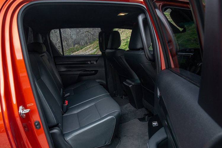 Nội thất bọc da màu sang trọng. Các ghế da còn được chần chỉ trắng tương phản mà vẫn tinh tế.