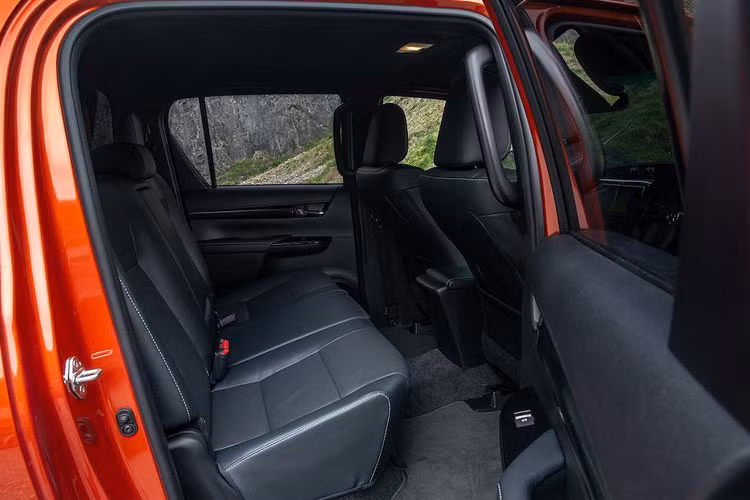 Nội thất bọc da màu sang trọng. Các ghế da còn được chần chỉ trắng tương phản mà vẫn tinh tế.