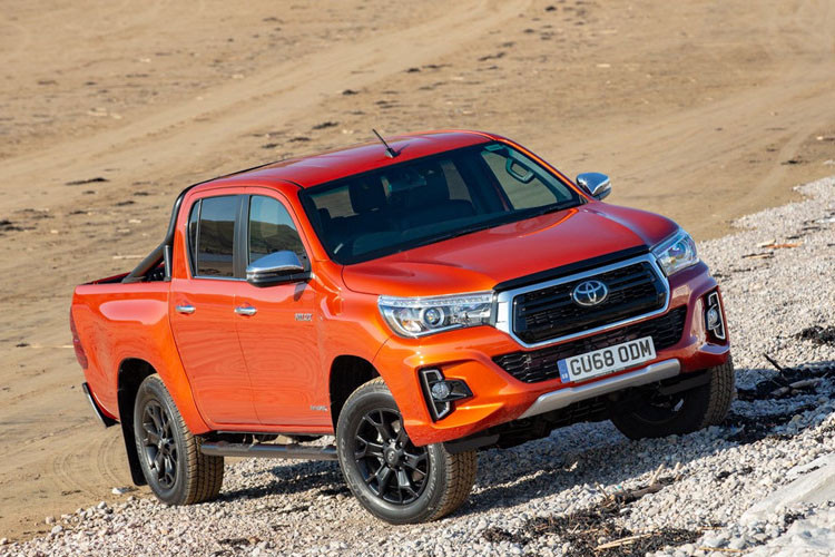 Ở phía trước, phiên bản đặc biệt này vẫn có phần lưới tản nhiệt hình lục giác với các nan to đi kèm phần viền mạ chrome sáng bóng, tương tự các anh lớn như Tacoma hay Tundra.