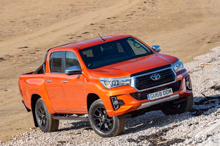 Ở phía trước, phiên bản đặc biệt này vẫn có phần lưới tản nhiệt hình lục giác với các nan to đi kèm phần viền mạ chrome sáng bóng, tương tự các anh lớn như Tacoma hay Tundra.