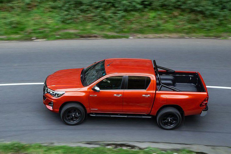 Bán tải Toyota Hilux Invincible X sở hữu bộ vành hợp kim 18 inch.