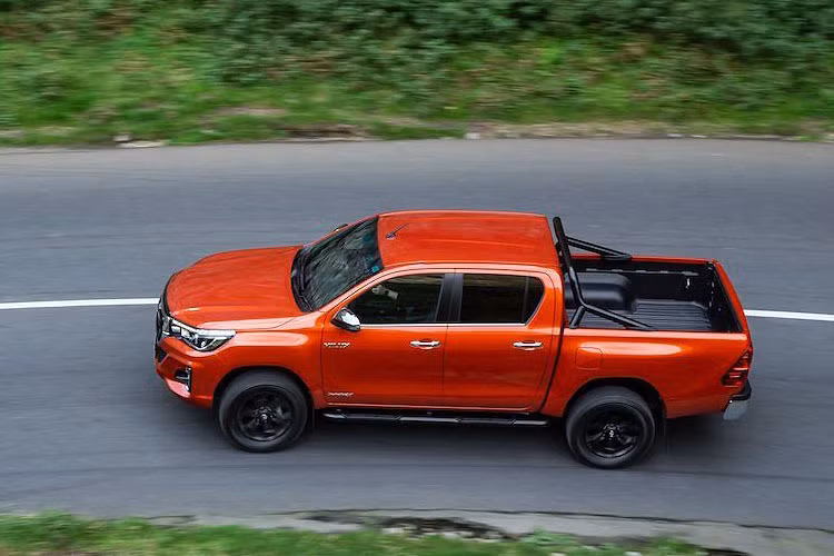 Bán tải Toyota Hilux Invincible X sở hữu bộ vành hợp kim 18 inch.