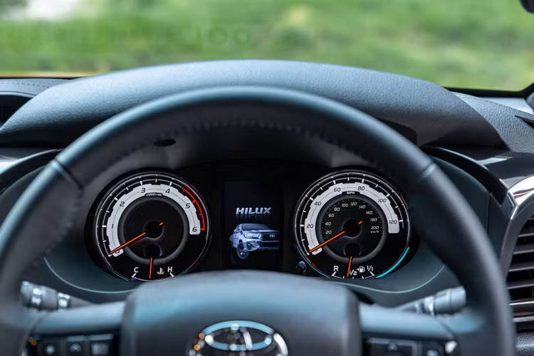 Hilux Invincible X có trang bị bảng đồng hồ khá đặc biệt. Khi khởi động, hiệu ứng logo Invincible X sẽ chạy trên một màn hình TFT đặt giữa hai đồng hồ cơ truyền thống cũng sở hữu dải vạch số màu trắng mới.